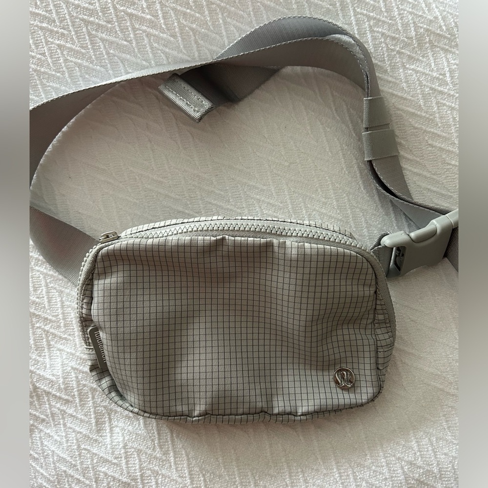 Lululemon Everywhere Belt bag